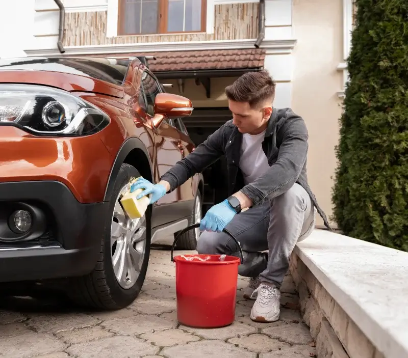 Lavage auto à domicile Mesland : professionnel intervenant sur un véhicule